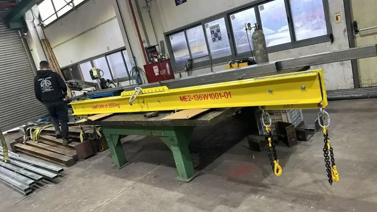 קורת הרמה צהובה עם תווית עומס מותר במפעל אחים דמתי