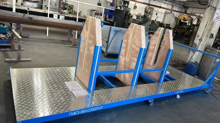 עגלת ג'יג מדויקת לשינוע חלקים במפעל המתכת של אחים דמתי